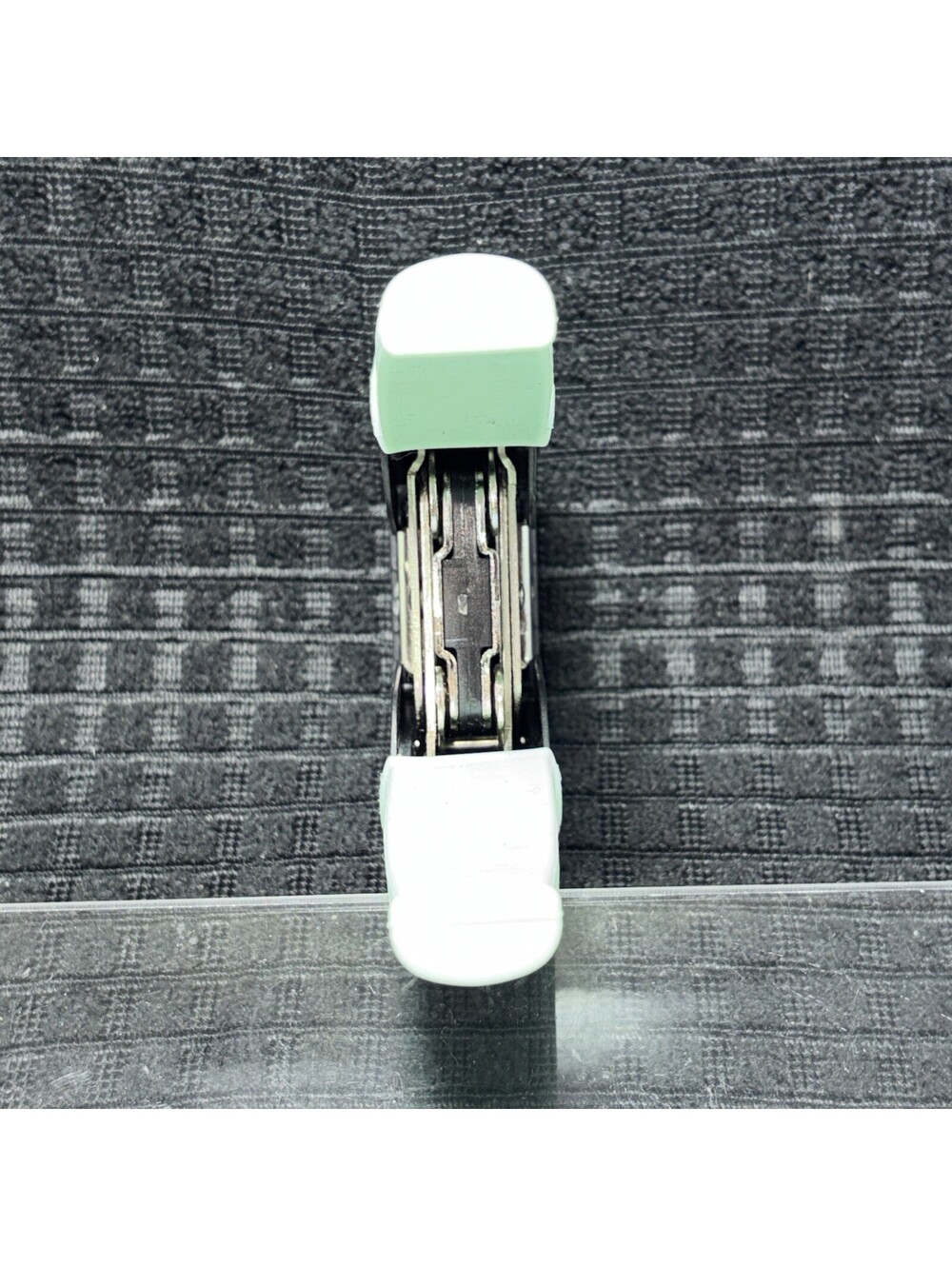 We R Memory Keepers Crop-A-Dile 1/4" & 1/2" Corner Chomper Punch -Corner Rounder - Picture 6 of 8